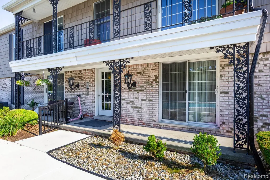 24360 East River Road Grosse Ile Township MI 48138