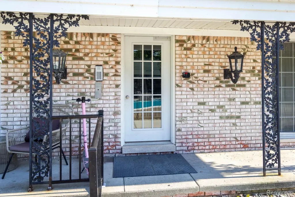 24360 East River Road Grosse Ile Township MI 48138