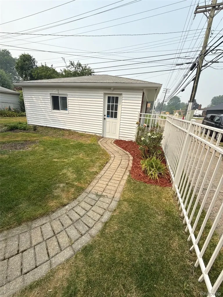 20017 California St. Clair Shores City MI 48080