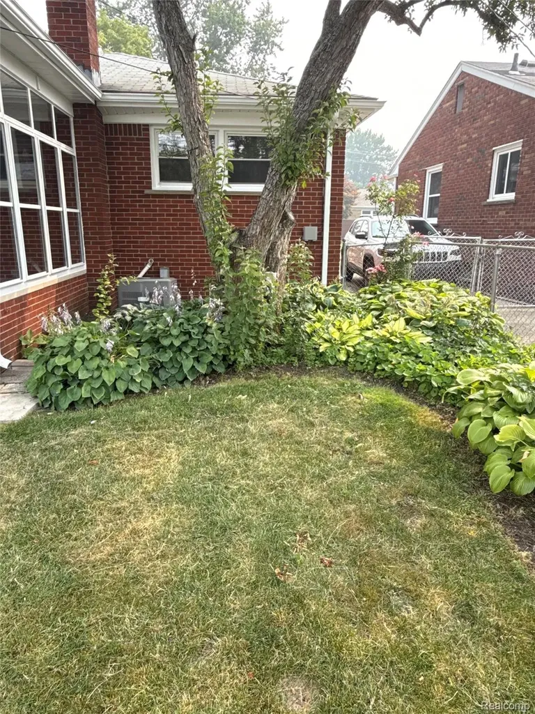 20017 California St. Clair Shores City MI 48080
