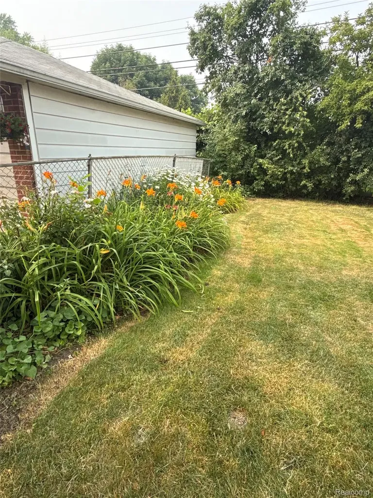 20017 California St. Clair Shores City MI 48080