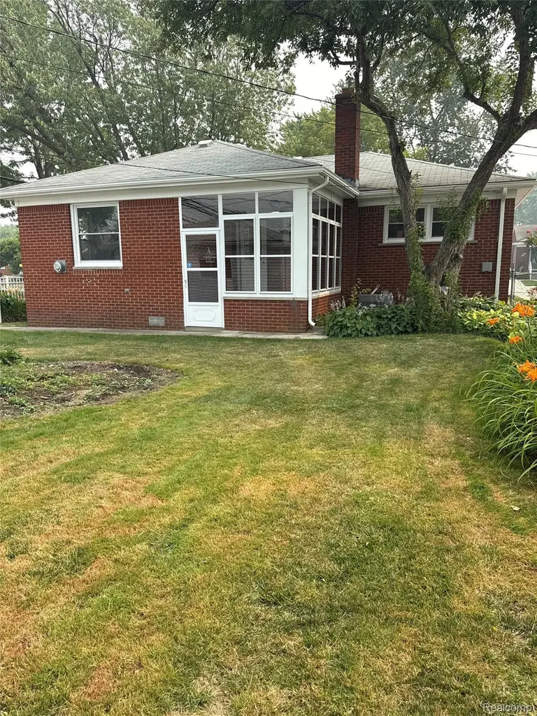 20017 California St. Clair Shores City MI 48080