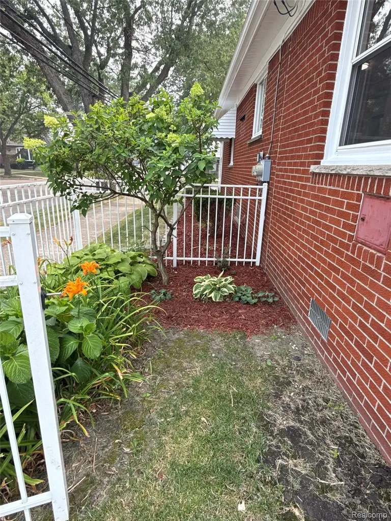 20017 California St. Clair Shores City MI 48080