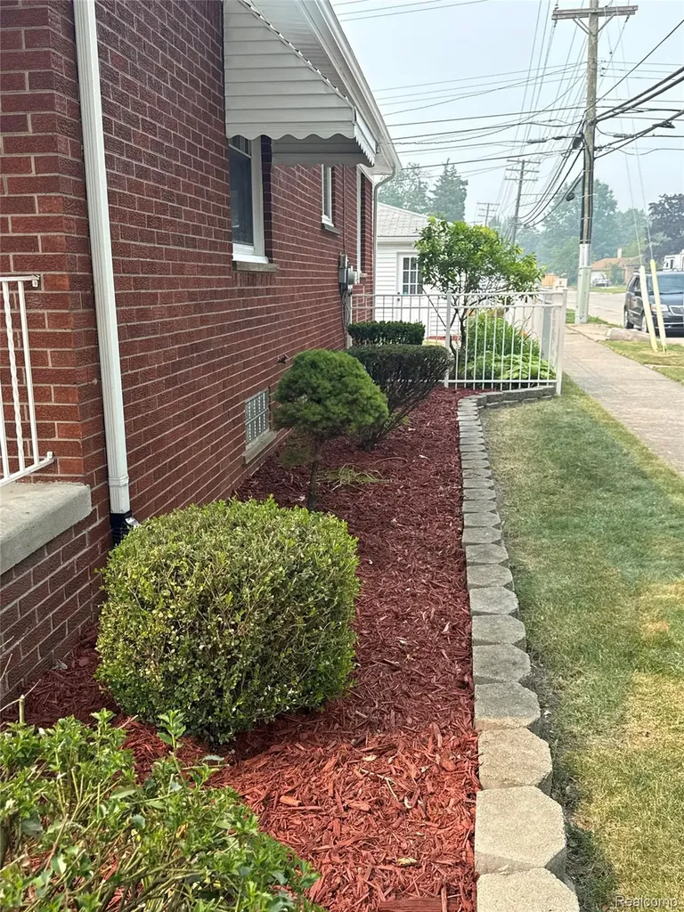 20017 California St. Clair Shores City MI 48080