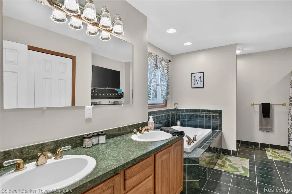 3217 Pineview Trail Genoa Township MI 48843