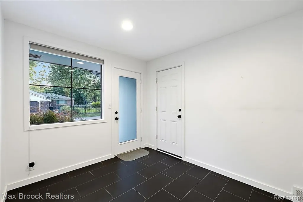 16026 Lauderdale Avenue Beverly Hills Village MI 48025