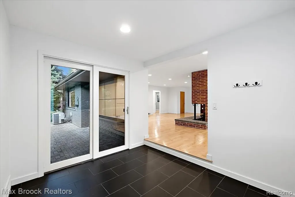 16026 Lauderdale Avenue Beverly Hills Village MI 48025