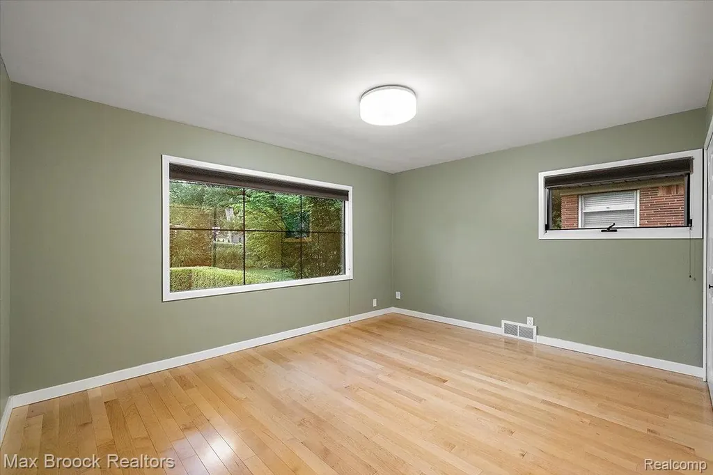 16026 Lauderdale Avenue Beverly Hills Village MI 48025