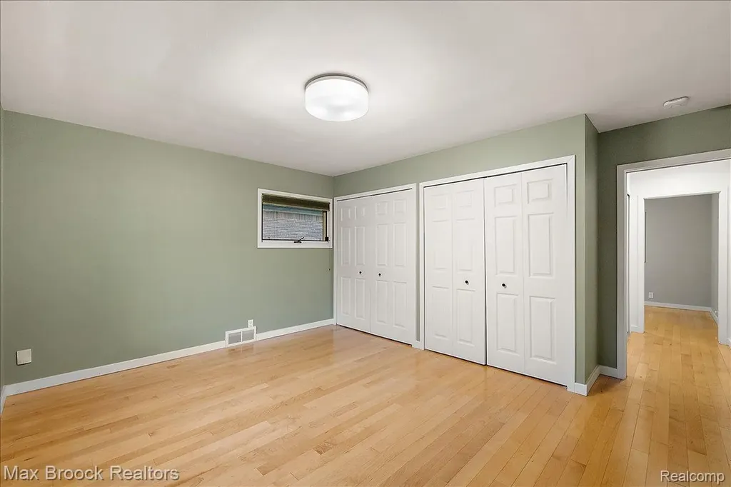 16026 Lauderdale Avenue Beverly Hills Village MI 48025