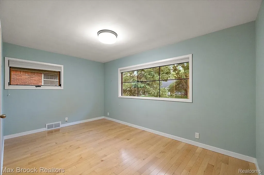 16026 Lauderdale Avenue Beverly Hills Village MI 48025