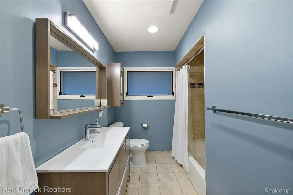 16026 Lauderdale Avenue Beverly Hills Village MI 48025
