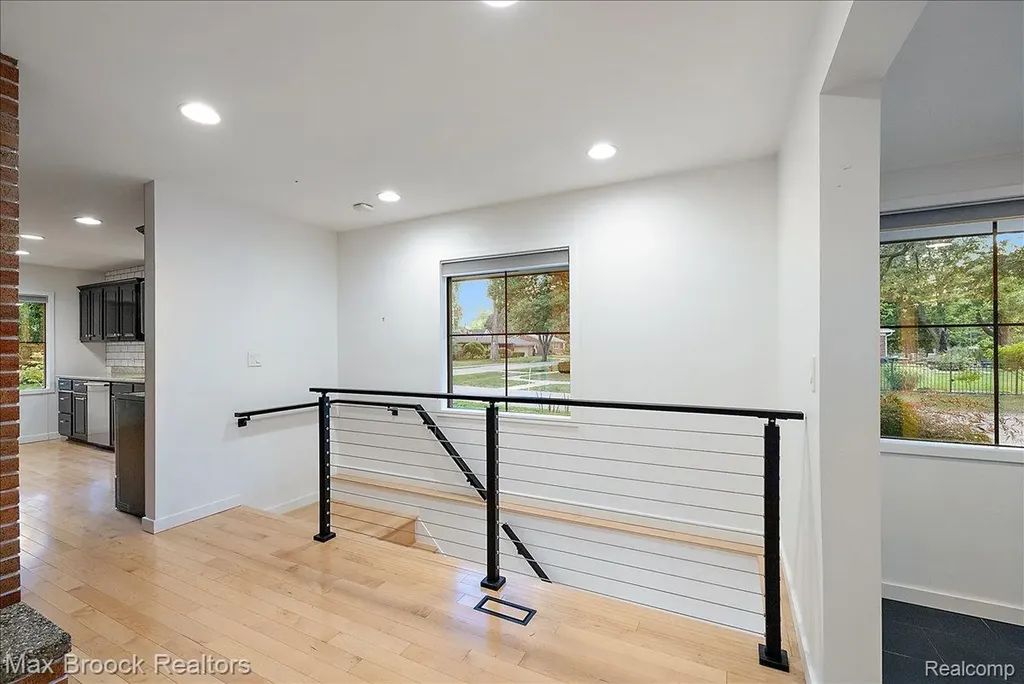 16026 Lauderdale Avenue Beverly Hills Village MI 48025