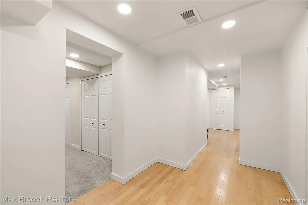 16026 Lauderdale Avenue Beverly Hills Village MI 48025