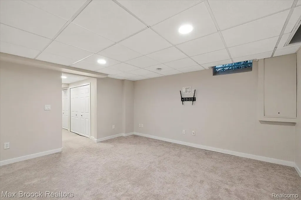 16026 Lauderdale Avenue Beverly Hills Village MI 48025