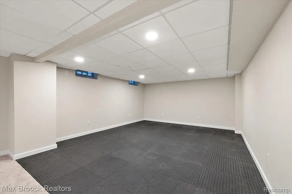 16026 Lauderdale Avenue Beverly Hills Village MI 48025