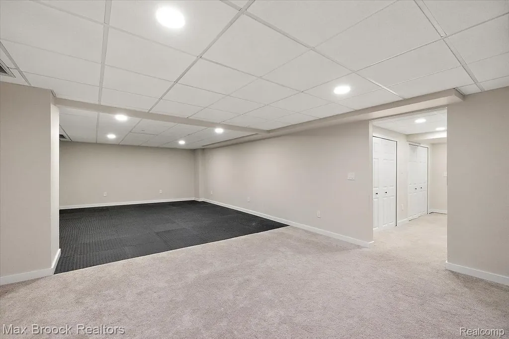 16026 Lauderdale Avenue Beverly Hills Village MI 48025
