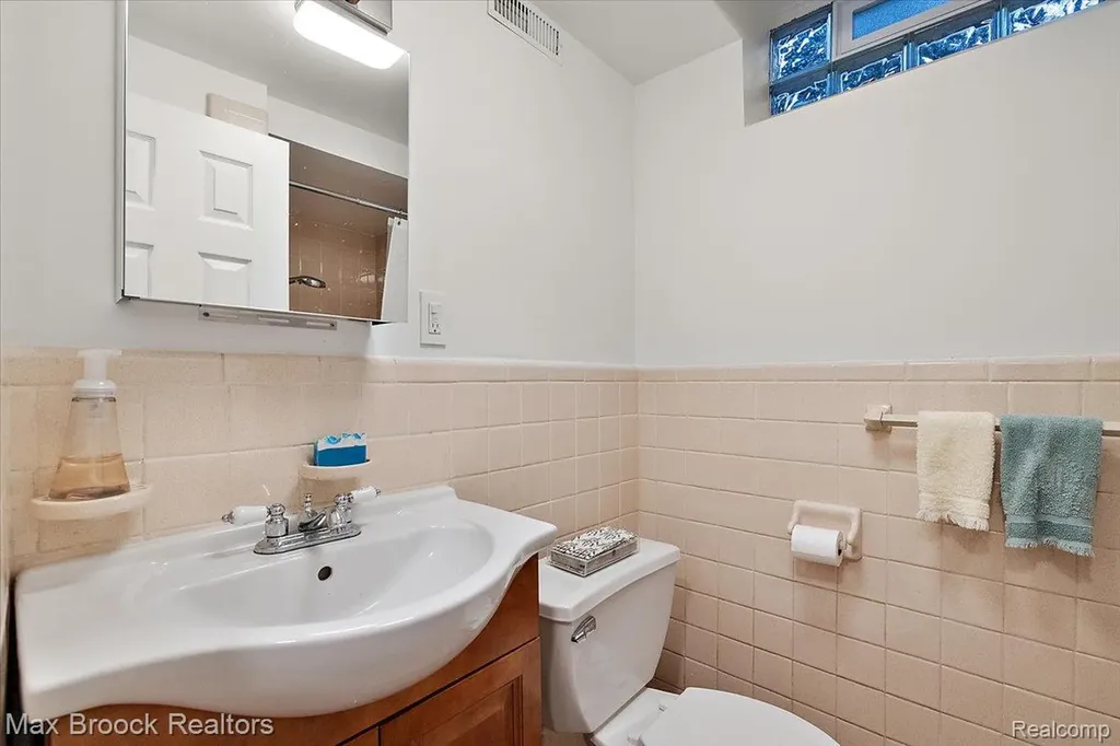 16026 Lauderdale Avenue Beverly Hills Village MI 48025