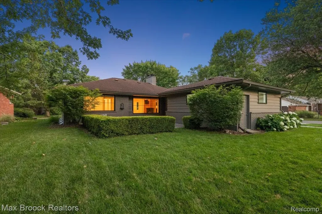 16026 Lauderdale Avenue Beverly Hills Village MI 48025