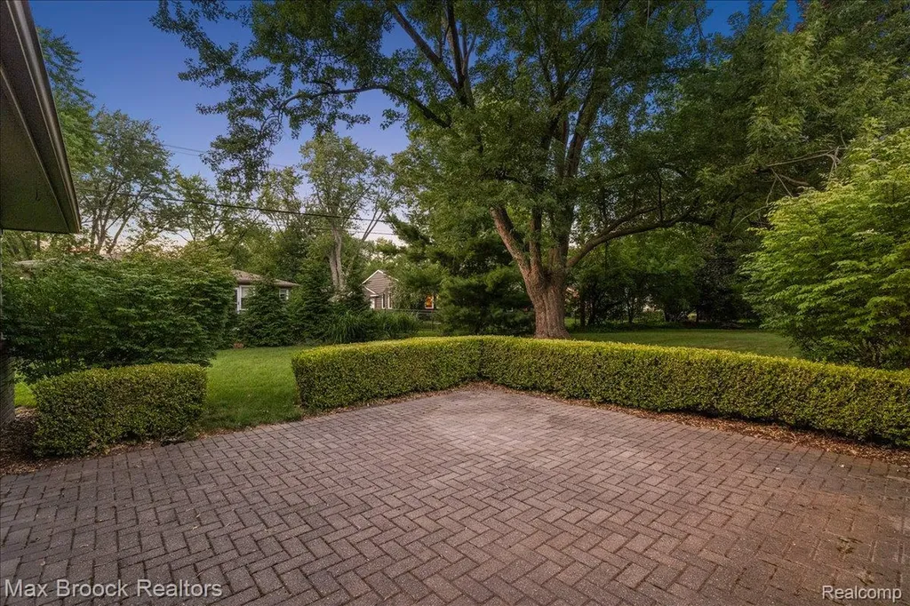 16026 Lauderdale Avenue Beverly Hills Village MI 48025