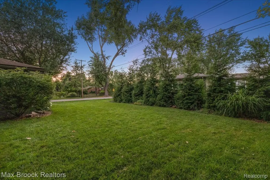 16026 Lauderdale Avenue Beverly Hills Village MI 48025