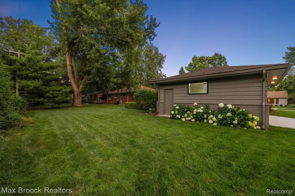 16026 Lauderdale Avenue Beverly Hills Village MI 48025