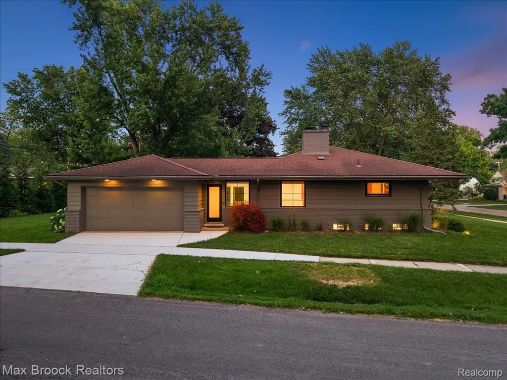 16026 Lauderdale Avenue Beverly Hills Village MI 48025