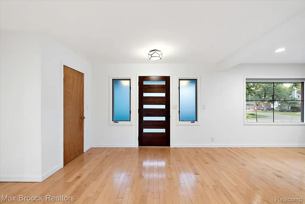 16026 Lauderdale Avenue Beverly Hills Village MI 48025