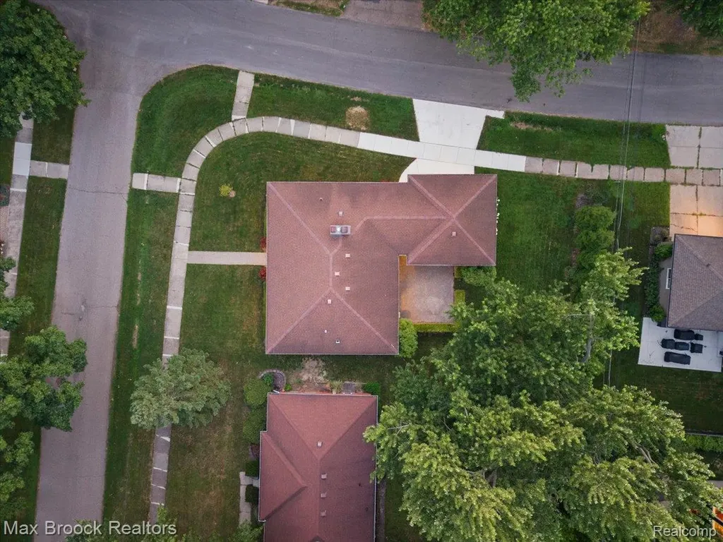 16026 Lauderdale Avenue Beverly Hills Village MI 48025