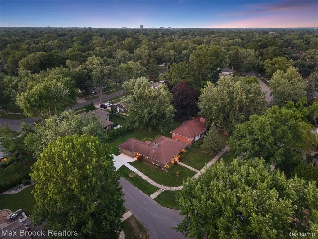 16026 Lauderdale Avenue Beverly Hills Village MI 48025