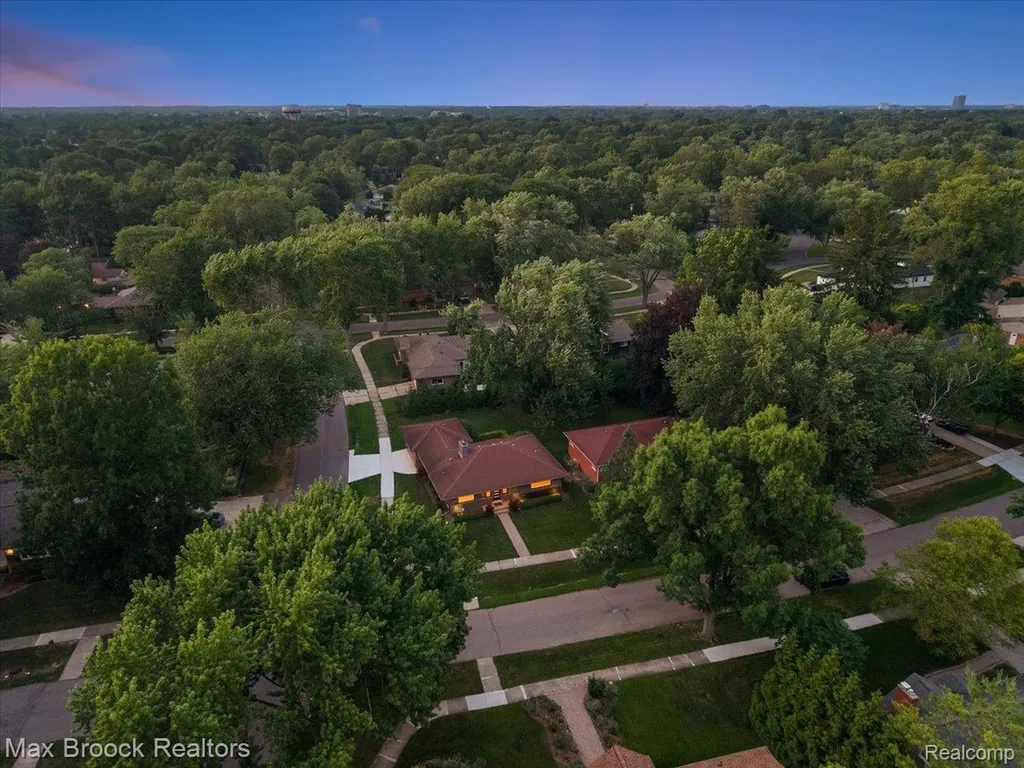 16026 Lauderdale Avenue Beverly Hills Village MI 48025