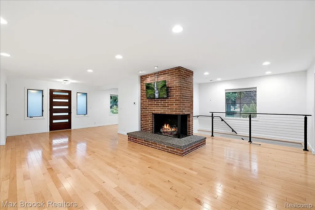 16026 Lauderdale Avenue Beverly Hills Village MI 48025