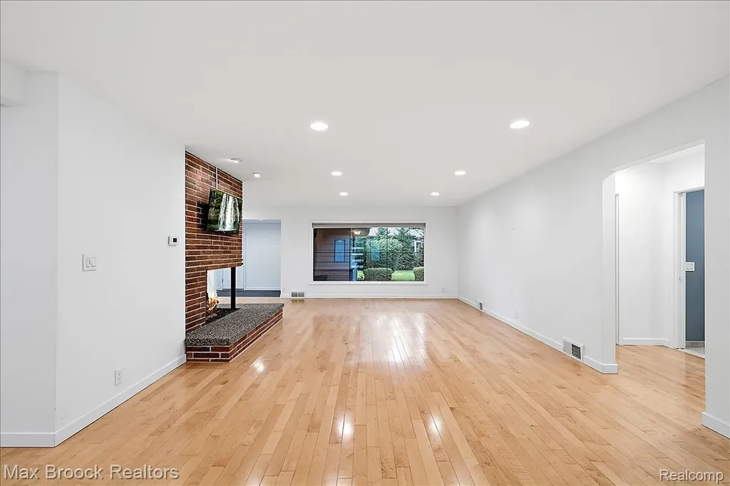 16026 Lauderdale Avenue Beverly Hills Village MI 48025