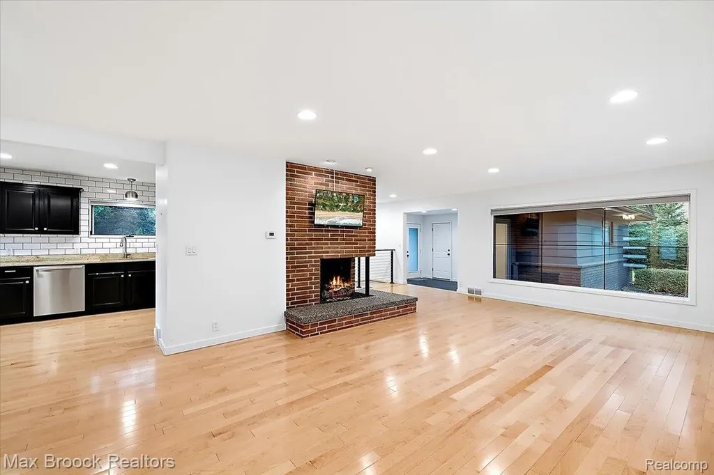 16026 Lauderdale Avenue Beverly Hills Village MI 48025
