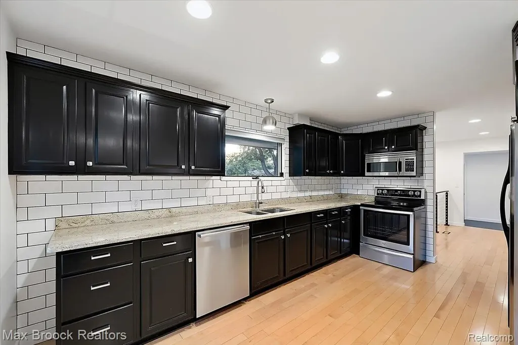 16026 Lauderdale Avenue Beverly Hills Village MI 48025