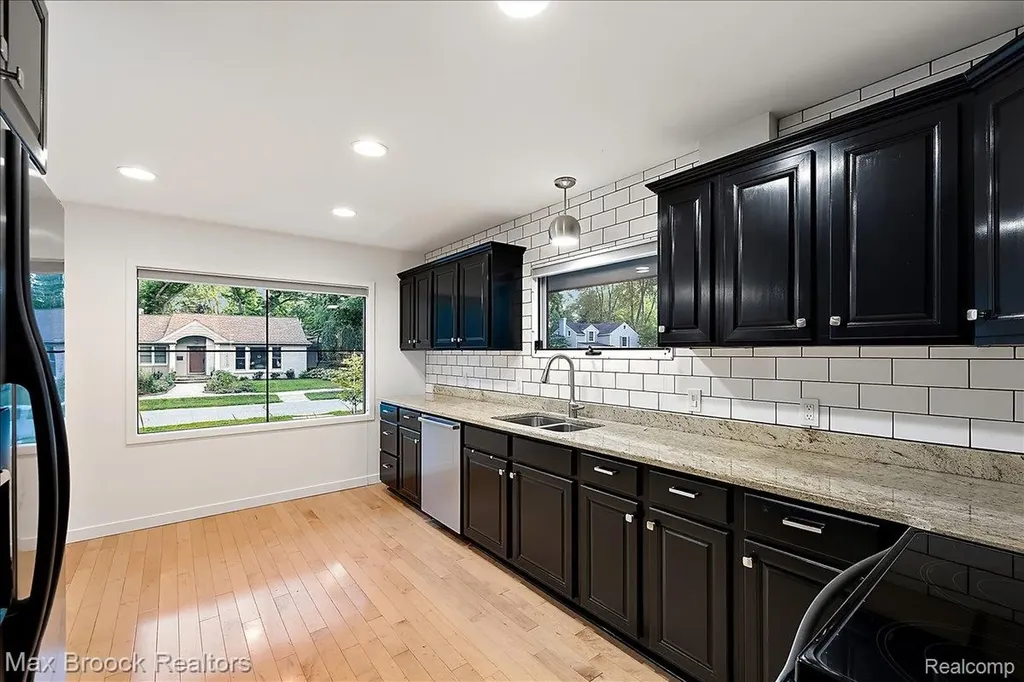 16026 Lauderdale Avenue Beverly Hills Village MI 48025