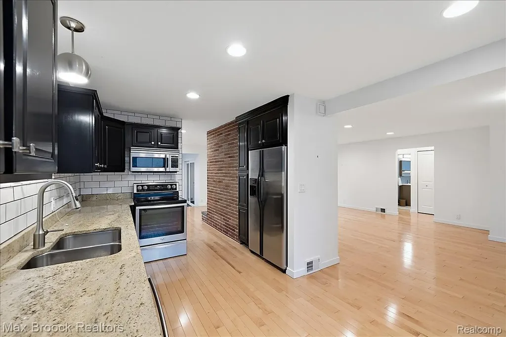 16026 Lauderdale Avenue Beverly Hills Village MI 48025