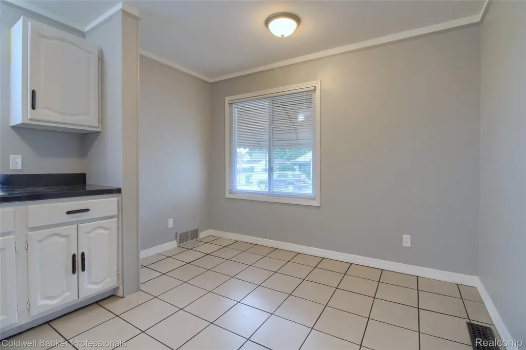 2210 University Avenue Lincoln Park City MI 48146