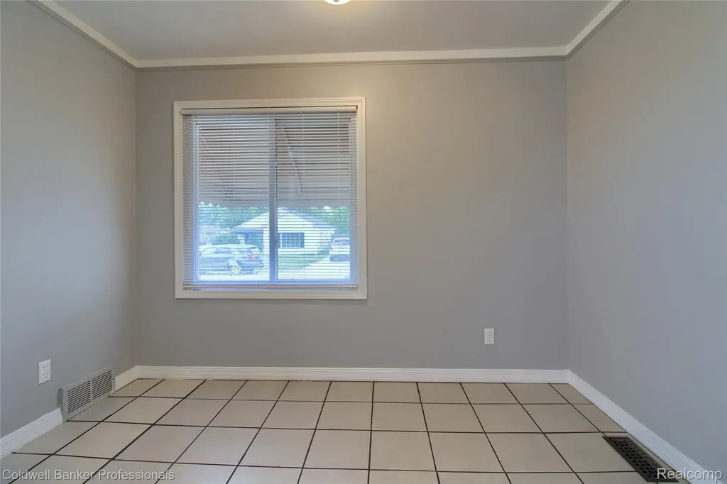2210 University Avenue Lincoln Park City MI 48146