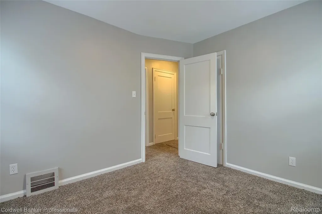 2210 University Avenue Lincoln Park City MI 48146