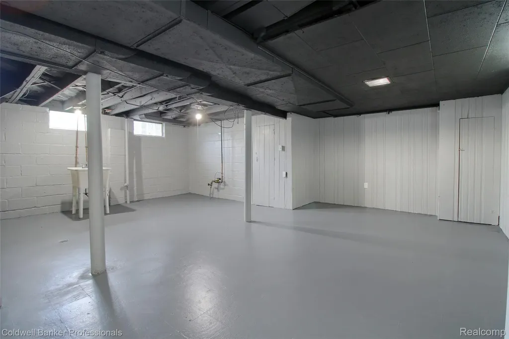 2210 University Avenue Lincoln Park City MI 48146