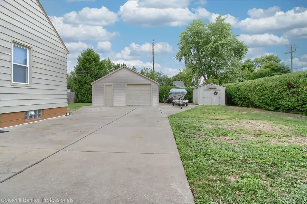 2210 University Avenue Lincoln Park City MI 48146