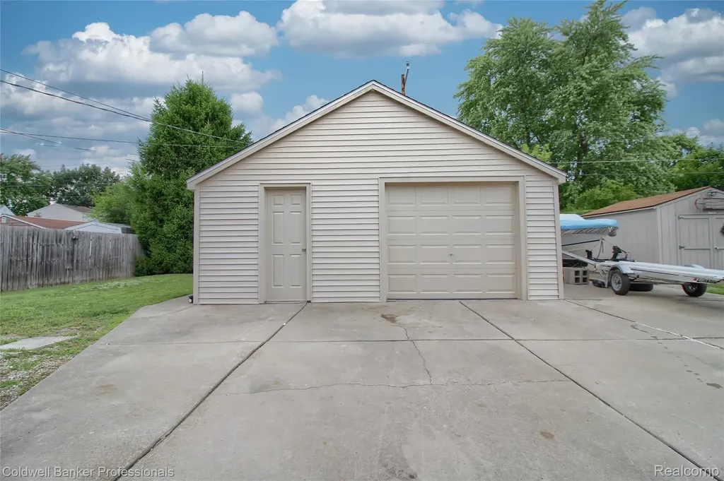 2210 University Avenue Lincoln Park City MI 48146
