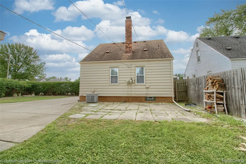 2210 University Avenue Lincoln Park City MI 48146