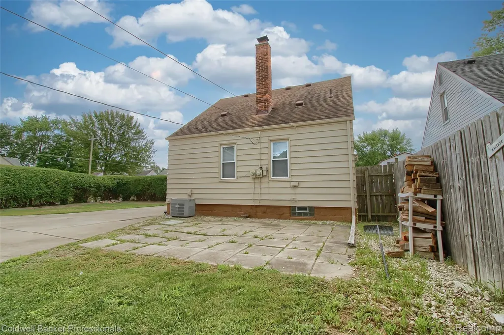2210 University Avenue Lincoln Park City MI 48146