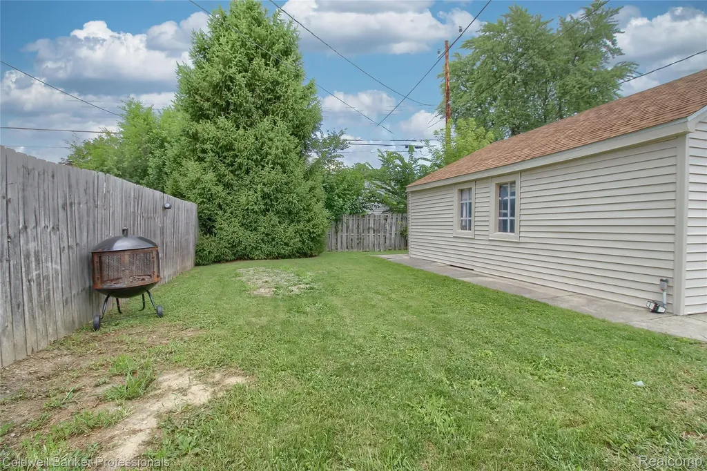 2210 University Avenue Lincoln Park City MI 48146