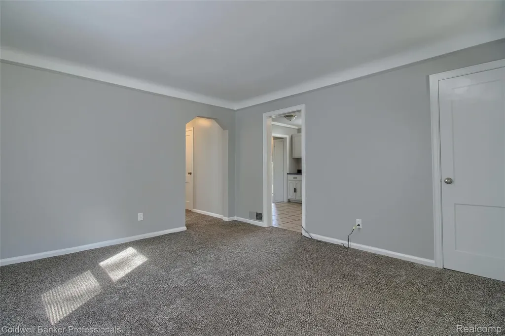 2210 University Avenue Lincoln Park City MI 48146