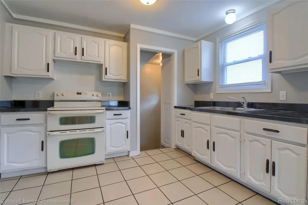 2210 University Avenue Lincoln Park City MI 48146