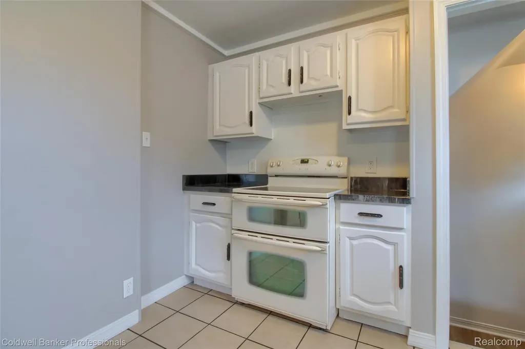 2210 University Avenue Lincoln Park City MI 48146