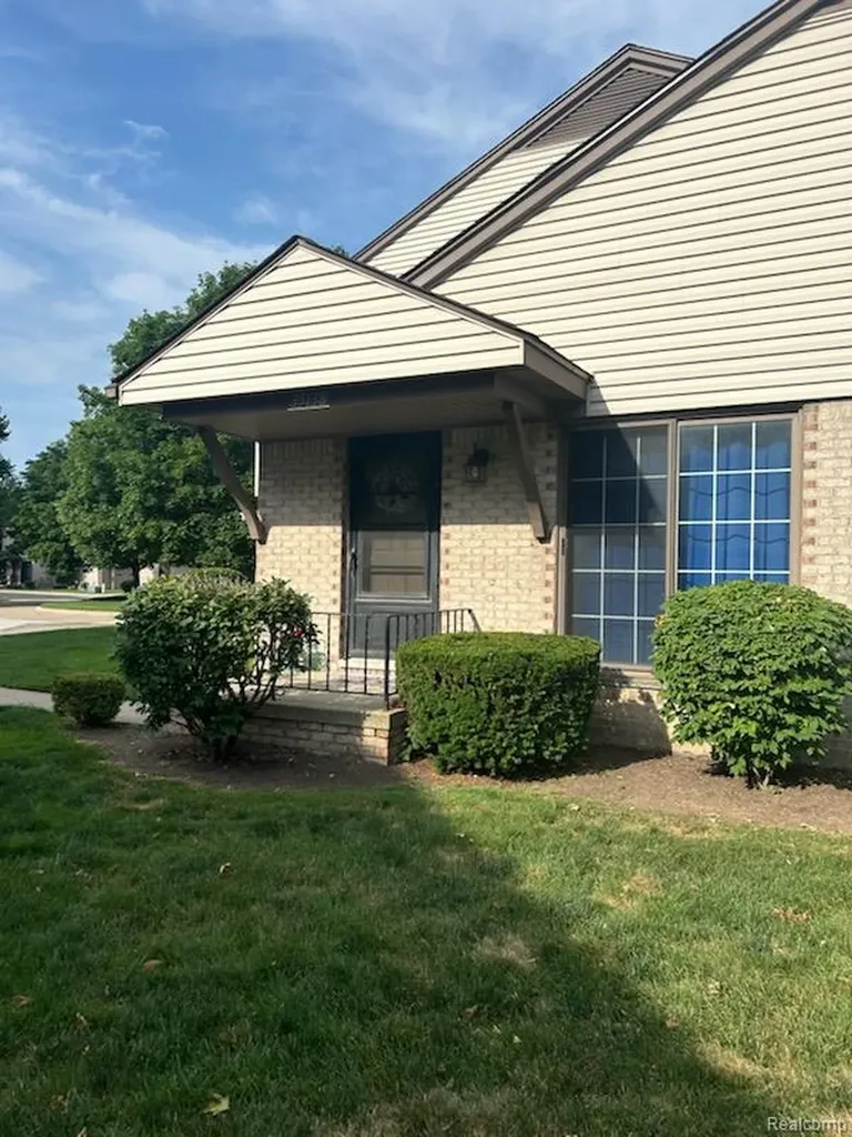 35138 N Bay Circle Harrison Charter Township MI 48045