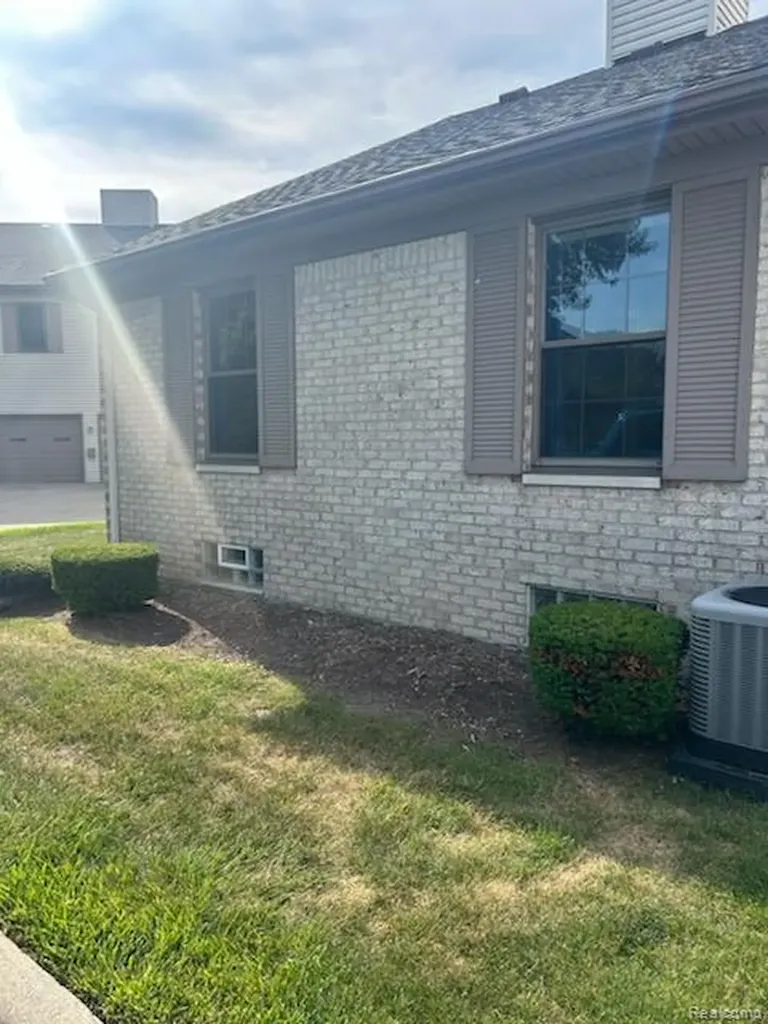 35138 N Bay Circle Harrison Charter Township MI 48045